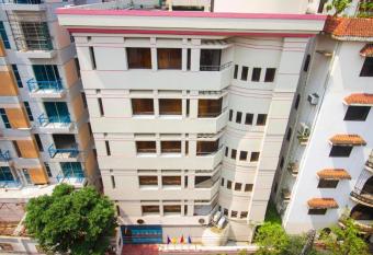 Hotel Suite Palace Dhaka allows 18 year olds to book a room