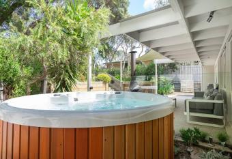 La Maison Verte has rooms with a private hot tub