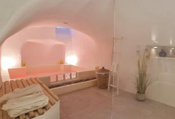 Loveroom La Cesarine Jacuzzi priv   allows 18 year olds to book a room