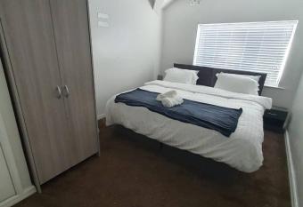 Private RoomB Middleton Manchester allows 18 year olds to book a room