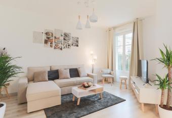 Lovely Cosy Apartment Terrace - 5 min DISNEYLAND Paris has Balcony rooms