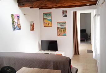 Charmante maisonnette proximit   cit   m  di  vale et bords de Rance has Balcony rooms