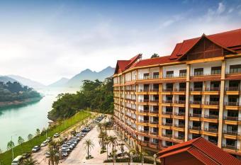 Swan Lake Hotel has Balcony rooms