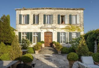 L Hotel Particulier allows 18 year olds to book a room