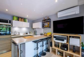 Appartement    200m de la mer has Balcony rooms