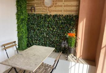 Le chat fleuri allows 18 year olds to book a room