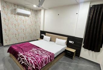 LA MONTEE has Balcony rooms