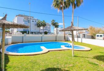 Piscina, terrazas y zona relax allows 18 year olds to book a room