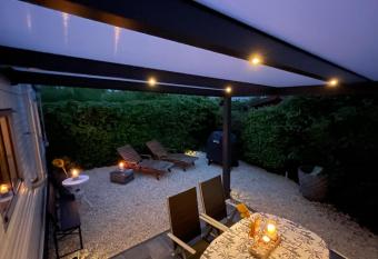 Holiday-NL - Chalet Zeeland Hoek - garden out of sight has Balcony rooms