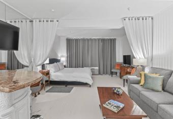 Blue Orchid Apartment-palm beach-Pool allows 18 year olds to book a room