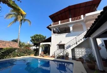 2 story w/rooftop view and pool allows 18 year olds to book a room