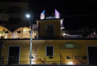 Suite Piedigrotta Le Terrazze has rooms with a private hot tub