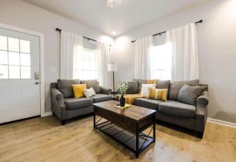 The Hive - Downtown Stephenville has Balcony rooms