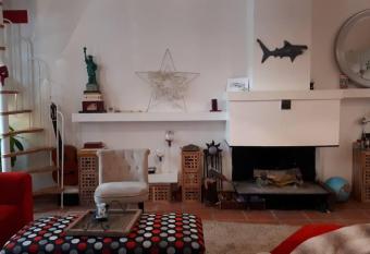 Triplex avec patio fleuri privatif allows 18 year olds to book a room