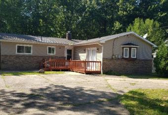 4 bedroom home in the heart of a lake community min away from lot's activities has Balcony rooms