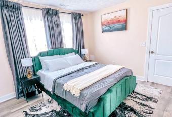 Home in Christiansburg, minutes drive to Virginia Tech! has Balcony rooms