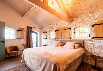 B&B De NieuwenHof  De Voorkamer  allows 18 year olds to book a room