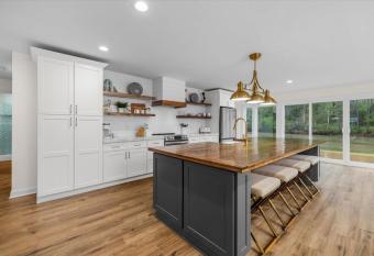 Comforting Lakeside Retreat allows 18 year olds to book a room