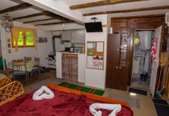 VILA KOD DEKE has Balcony rooms