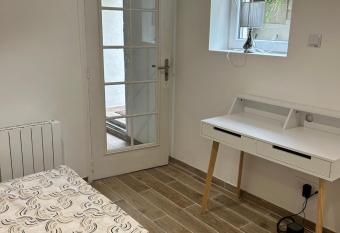 Belle F2 centre ville Massy avec jardin has Balcony rooms