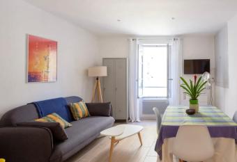 Apartment in the heart of old Antibes 2 near the Proven  al market allows 18 year olds to book a room