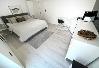 2 Zimmer mit gem  tlichen Kingsizebett und 58 TV has Balcony rooms