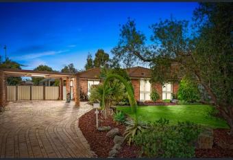 Apple House Hoppers Crossing allows 18 year olds to book a room