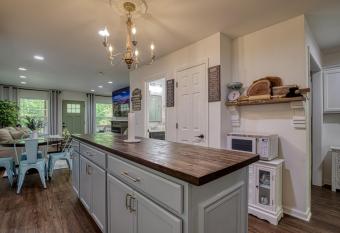 Great Location - Hot Tub - Dog Friendly has rooms with a private hot tub