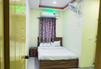 SL Residency has rooms with a private hot tub