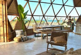 kommox beach has rooms with a private hot tub