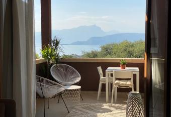 Boutiqueloft Vista has Balcony rooms