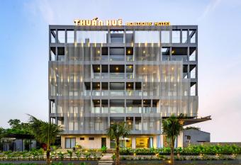 Thu   n Hu   Boutique Hotel - Near Vinpearl Nam H   i An has Balcony rooms