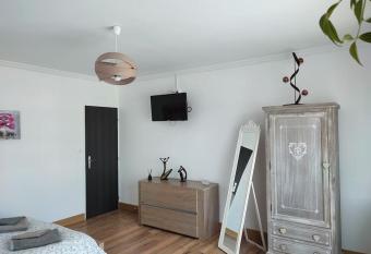 Le logis d Aline aux portes de La Rochelle allows 18 year olds to book a room