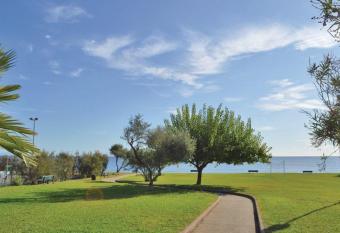 Villa bord de mer allows 18 year olds to book a room