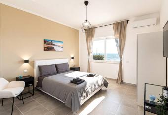 Esclusivo alloggio a sfioro sul mare con terrazza. has Balcony rooms