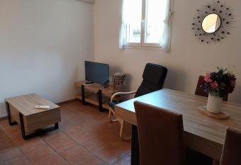 centre historique et proche mer has Balcony rooms