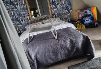 La demeure de JEANNE allows 18 year olds to book a room