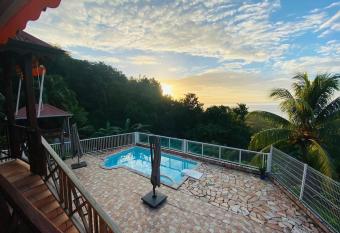 Villa au soleil couchant avec vue mer piscine sel has Balcony rooms