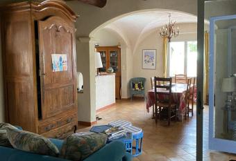 jolie villa proven  ale avec piscine    4 km de Carpentras has Balcony rooms