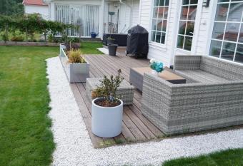 Les Shared Home has Balcony rooms