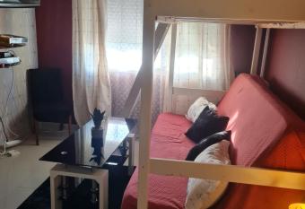 Appartement cosy    5mn    pied de la gare de melun. allows 18 year olds to book a room