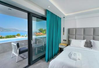 Aloe Elegant Suites has rooms with a private hot tub