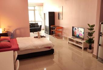 SA816-Netflix Selfcheck in-WiFi-Parking-Shaftsbury, 4060 allows 18 year olds to book a room