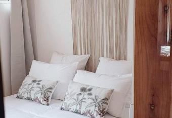 Le Margousier has rooms with a private hot tub