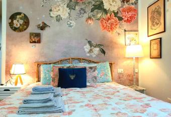 Interno 15 Diario di viaggio allows 18 year olds to book a room