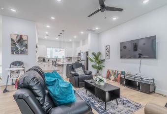 Cozy Duplex Mins to DT/ MCTR, free wi-fi/ Parking has rooms with a private hot tub