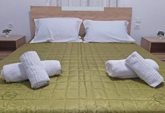 Cozy ground floor house allows 18 year olds to book a room