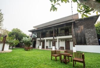 croissant hotel and cafe allows 18 year olds to book a room