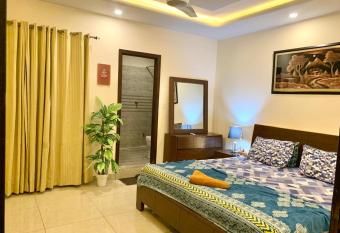 Entire One Bedroom Furnished Apartment allows 18 year olds to book a room