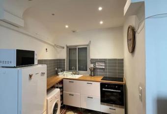 Appartement au c  ur du centre allows 18 year olds to book a room